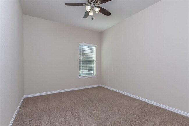 Building Photo - 504 Tascate St