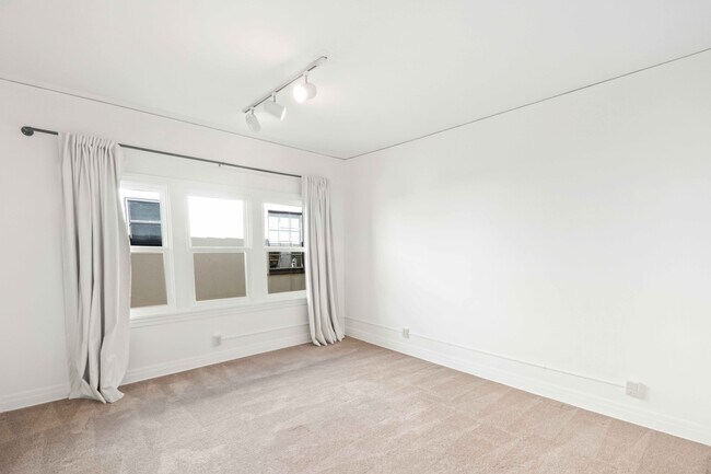 Building Photo - 645 S Detroit St