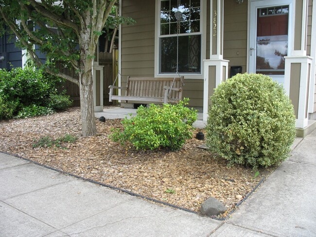Building Photo - 3822 SE Schiller St
