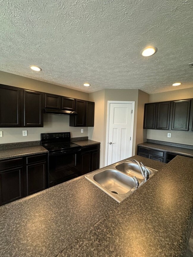 Building Photo - 3 Bedroom Single Family Home Available in ...