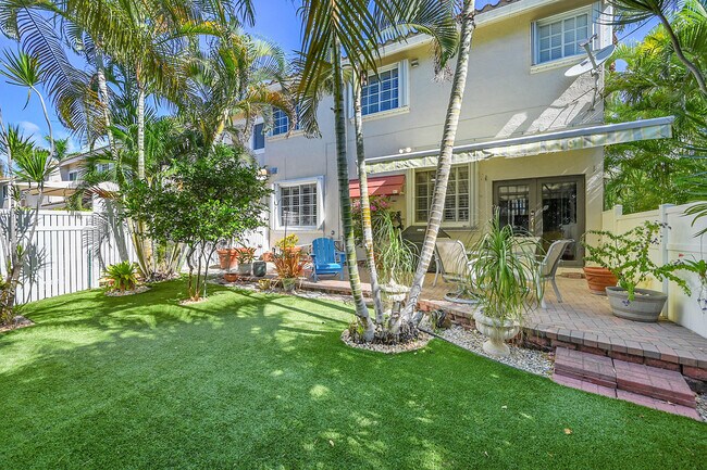 Building Photo - 2922 Port Royale Ln S