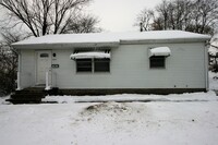 Building Photo - Cozy 3 bedroom home in Bettendorf-6 month ...