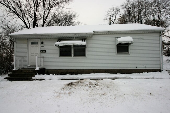 Primary Photo - Cozy 3 bedroom home in Bettendorf-6 month ...