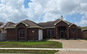 Building Photo - Quiet & Amenities on the Southside!