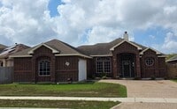 Building Photo - Quiet & Amenities on the Southside!