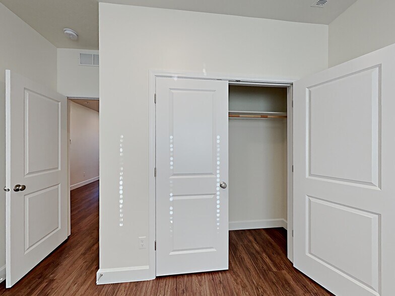 Building Photo - 954 N Barkvine Ave