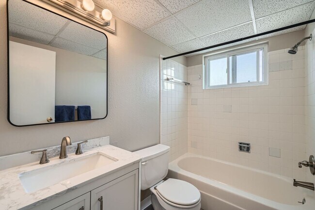Building Photo - Sunny 6th-Floor Condo at Penn Towers – Rig...