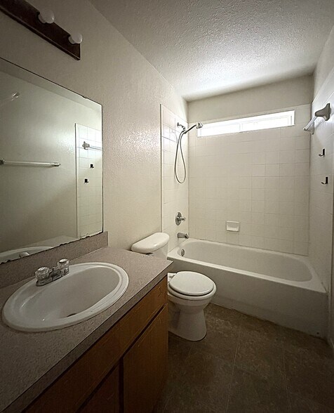 Building Photo - 2111 Jennifer Dr