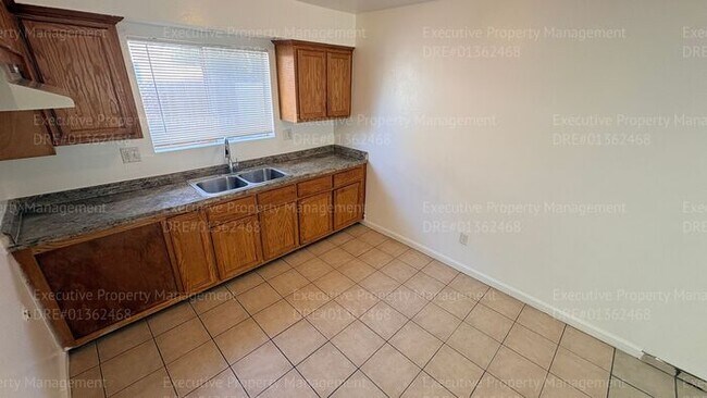 Building Photo - 2 bedroom 1.5 bathroom townhome