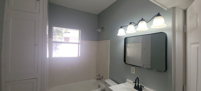 Building Photo - Gorgeous 2 bedroom/1bath with historic fea...