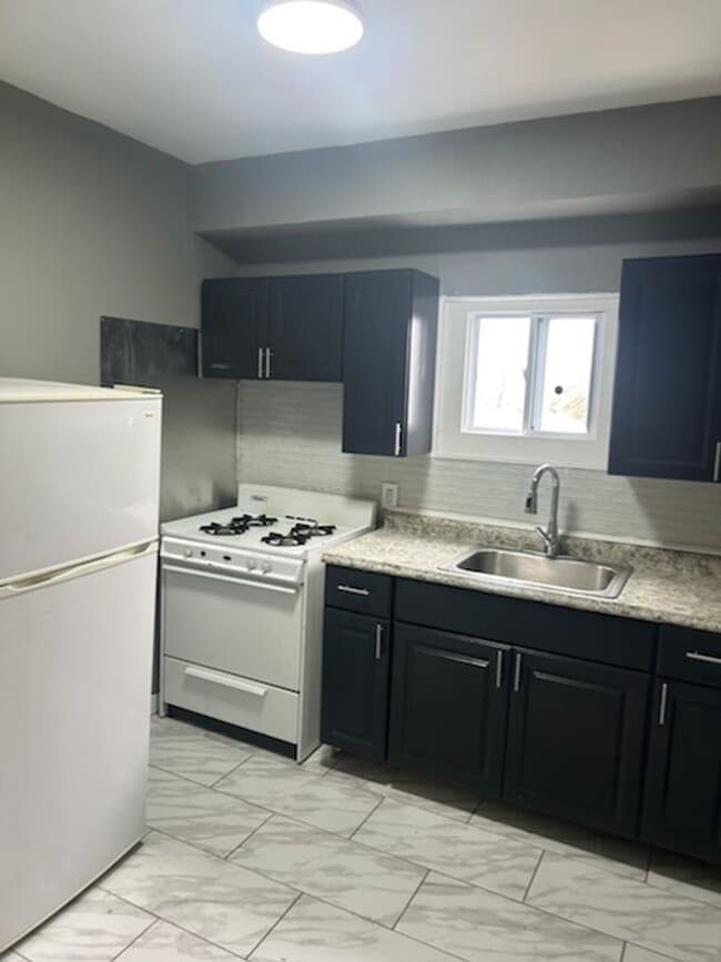 Primary Photo - Spacious 3 bedroom apartment for rent in B...