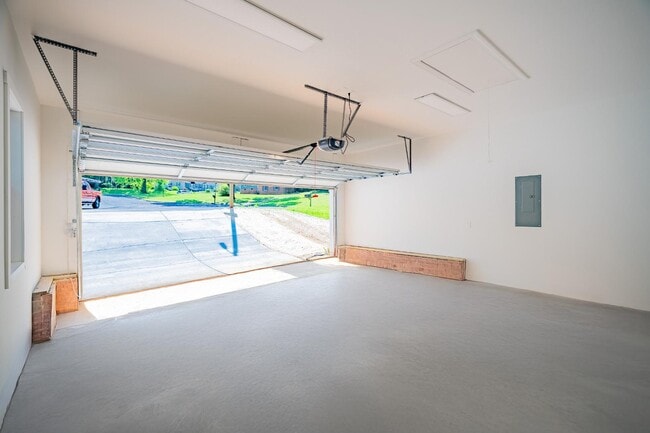 Building Photo - 6 Teaberry Ct