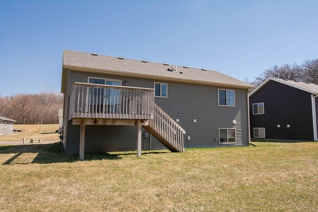 Building Photo - Move-In Ready NW Rochester Home with Finished Lower Level