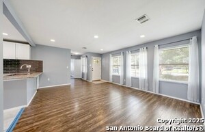 Building Photo - 526 Schmeltzer Ln