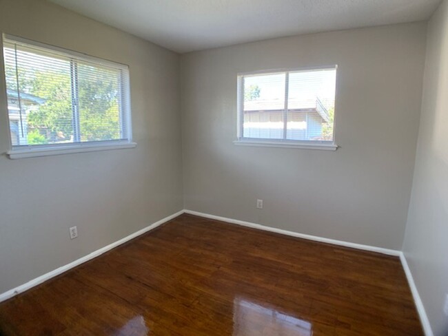 Building Photo - Move -in Special: Three Bedroom Moore!  Be...