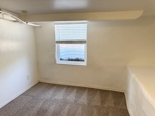 Building Photo - "Charming 2-Bed Apartment with ALL UTILITI...