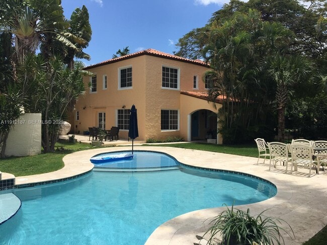 Building Photo - 327 Menores Ave