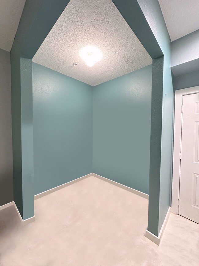 Building Photo - Spacious 1bedroom 1 bath condo in The Quar...