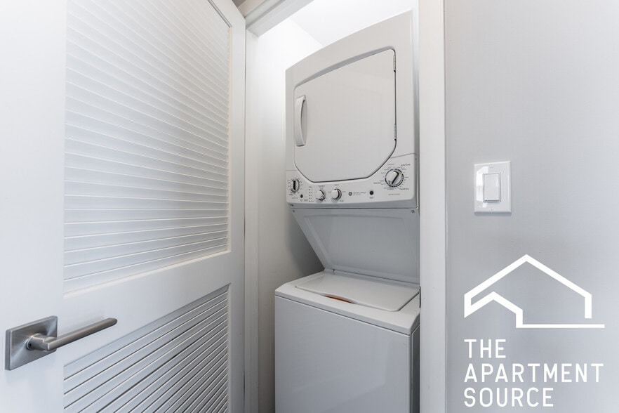 Building Photo - 301 W North Ave