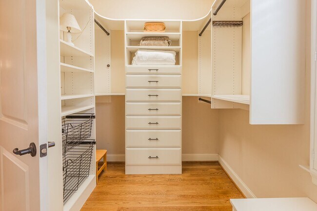 Building Photo - Fully Furnished Home!
