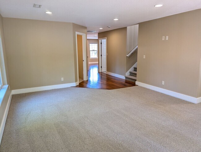Building Photo - 4 Bed/2.5 Bath Multnomah Village Stunner w...