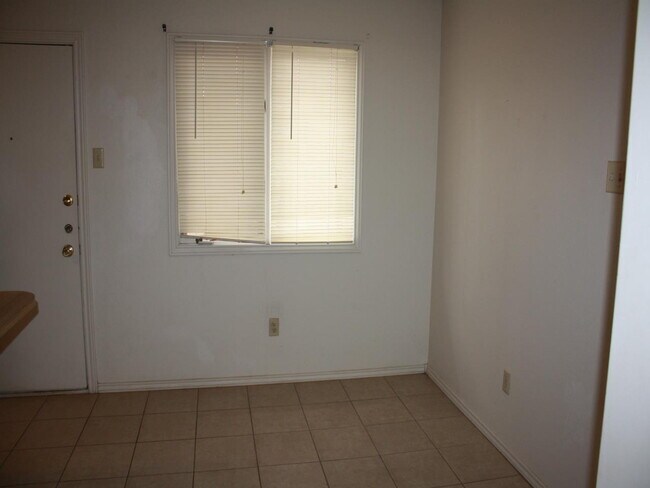 Building Photo - Duplex Conveniently Located Next to the Elementary, Jr. High & Park!