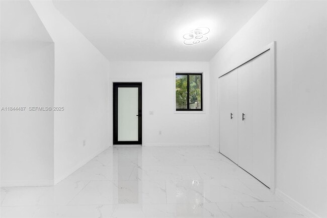 Building Photo - 972 SW 44th Ave