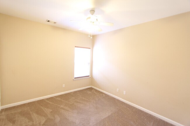 Building Photo - 222 Oxmoor Pl