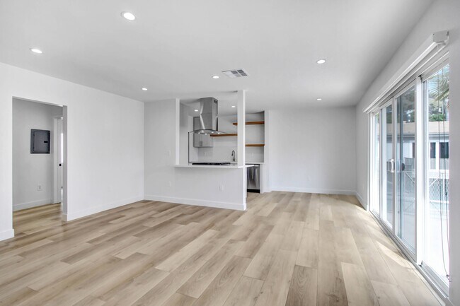 Building Photo - 1545 North Laurel