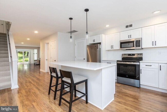 Building Photo - 7 Belaire Way