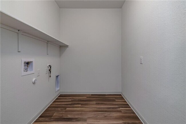 Building Photo - 132 Shiner Ln