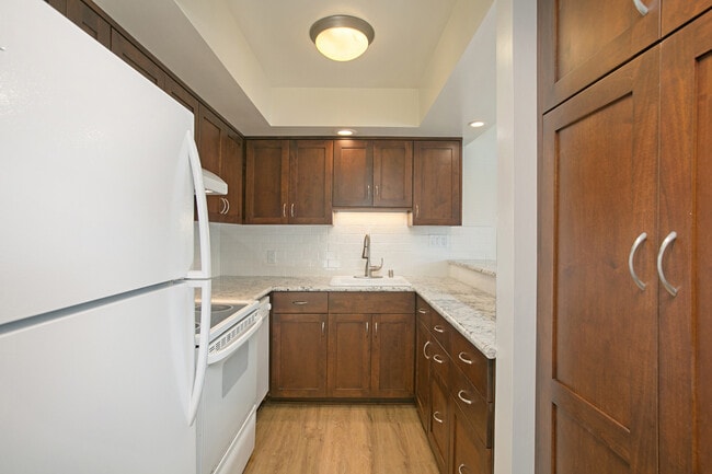 Building Photo - REMODELED 2BD/1BA BEAUTIFUL CROWN POINT CONDO! ONLY $3,795/MO