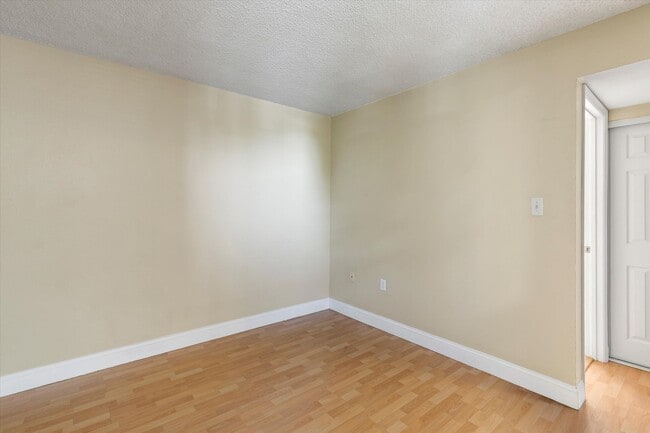 Building Photo - 2 Bedroom 2 bathroom condo available!