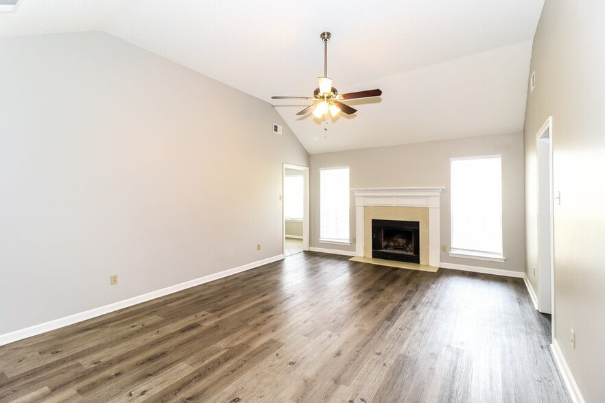 Building Photo - 6962 Lagrange Cir N