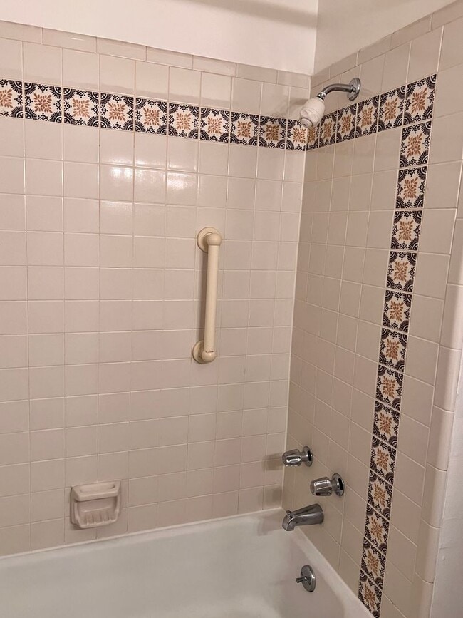 Building Photo - Nice Nob Hill Location with 3 Bedrooms