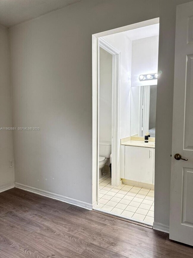 Building Photo - 4279 NE 10th Ct