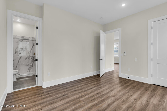 Building Photo - 527 Bangs Ave