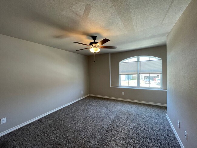 Building Photo - Town home for rent