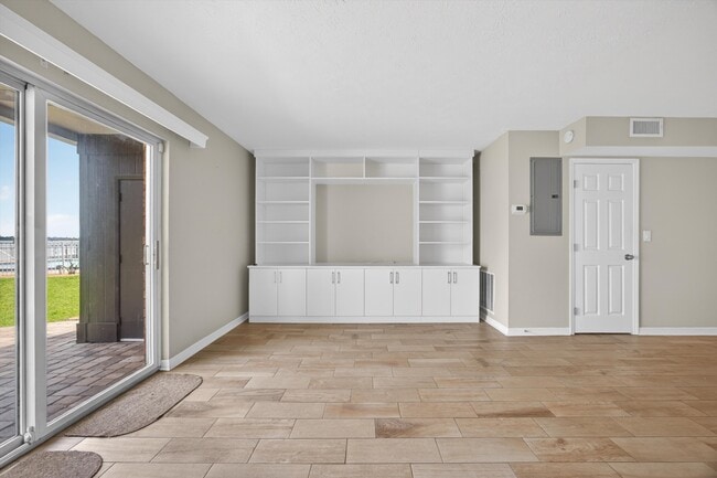 Building Photo - 83 Comares Ave