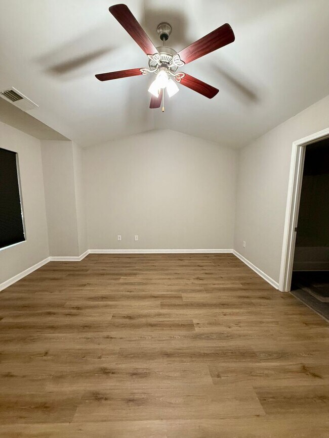 Building Photo - Great Oakwood Location- 3 bedroom, 2.5 bat...