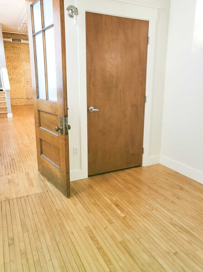 Building Photo - 2 bed/ 1 bath corner condo