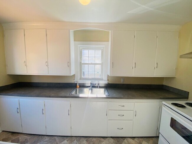 Building Photo - Cozy & Convenient 2 Bed, 1 Bath Home