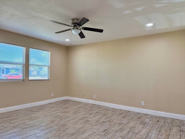 Building Photo - 609 Howard Dr