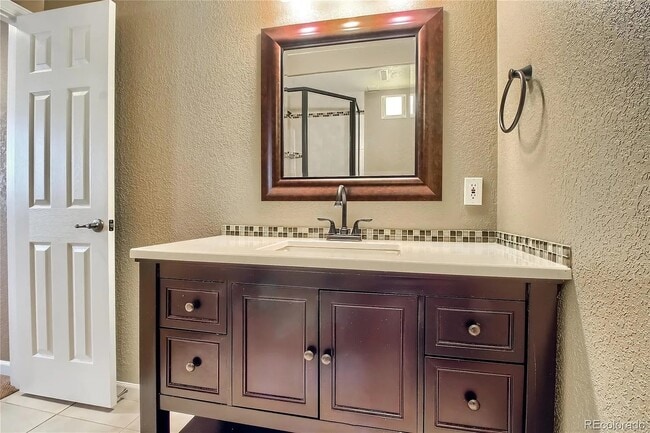 Building Photo - Stunning 3 bedroom townhome!