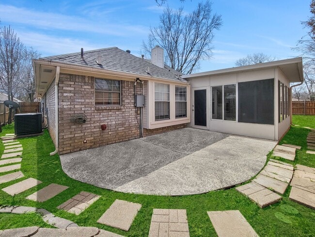 Building Photo - Charming 3-Bed, 2-Bath Home in Bedford with Garage Parking