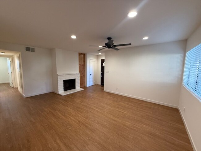 Building Photo - Completely Remodeled 2 bedroom condo in Tu...