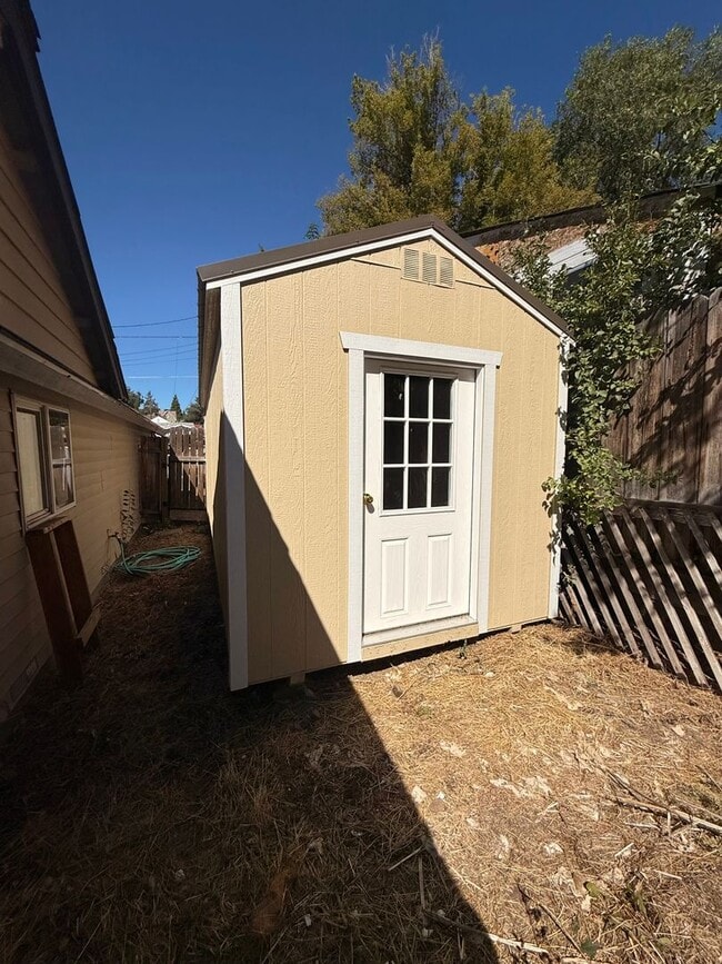 Building Photo - Pet Friendly 3 Bdrm 1 Bath 1.8 Miles to OI...