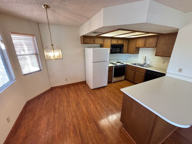 Building Photo - Gorgeous 2BED/2BATH Condo nestled in a Roc...