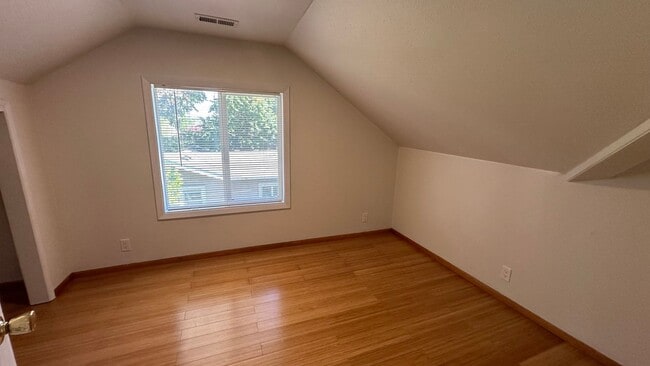 Building Photo - 4bd 2 bath Home in Westmoreland, Portland:...