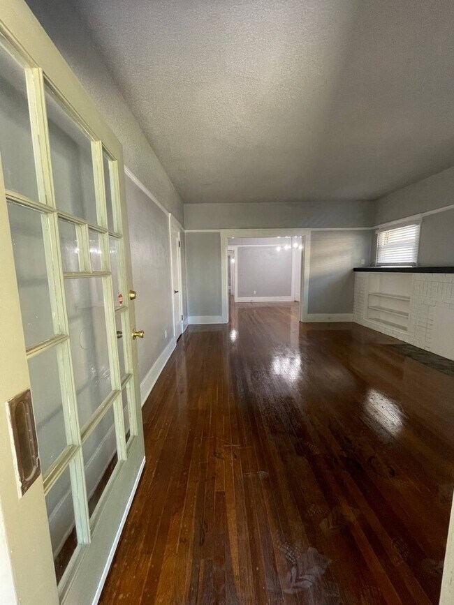 Building Photo - 835 E Weldon Ave